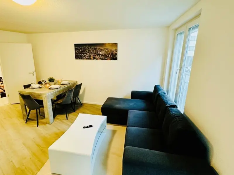Cityresidenz Karlsruhe – Wohnzimmer mit Sofa und Esstisch